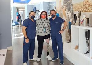 Carmen Cocera posa en una ortopedia de Jaén con la prótesis que ha conseguido gracias a una colecta.