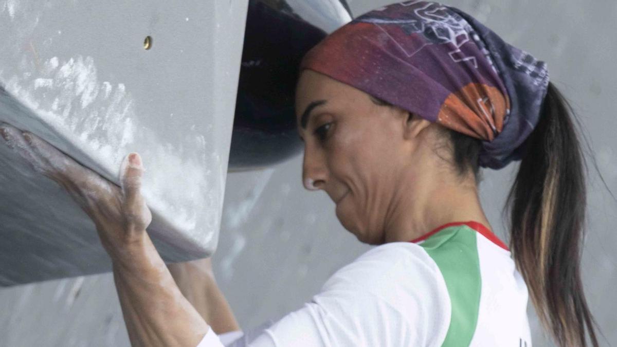 La escaladora Elnaz Rekabi, recibida al grito de "campeona" a su llegada a Teherán