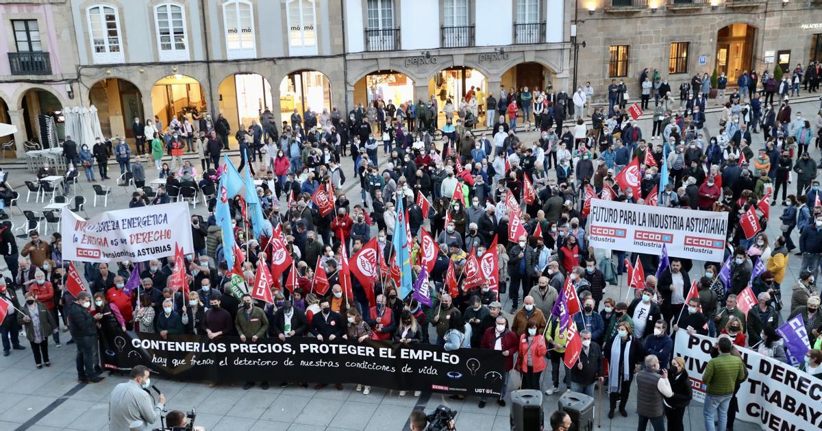 Manifestación contra la subida de precios convocada por UGT, CCOO y otras organizaciones sociales este miércoles en Avilés (Asturias)