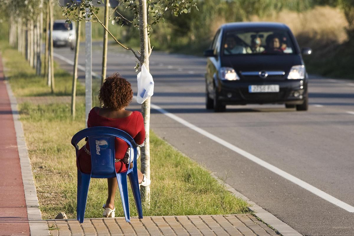 Una mujer prostituida, en una carretera.