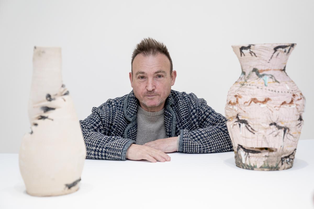 Miquel Barceló, entre dos de las cerámicas que expone en Madrid. Miquel Barceló, entre dos de las cerámicas que expone en Madrid.