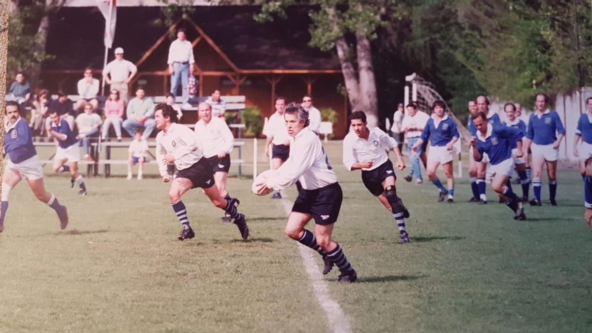 Jugadores del equipo uruguayo Old Cristians y del equipo chileno de los Old Boys durante un partido de la Copa de la Amistad de finales de los 80.