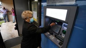 "Nadie nos atiende": la digitalización de los bancos golpea a los mayores
