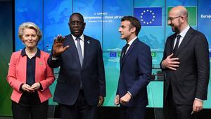 La presidenta de la Comisión Europea, Ursula von der Leyen, junto al presidente de Senegal, Macky Sall; el de Francia, Emmanuel Macron, yel del Consejo Europeo, Charles Michel, durante la cumbre UE-Unión Africana en Bruselas, en febrero de 2022. 