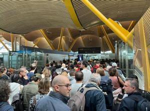 Colas en los controles de pasaportes de pasajeros en la T4 del aeropuerto de Madrid-Barajas. 