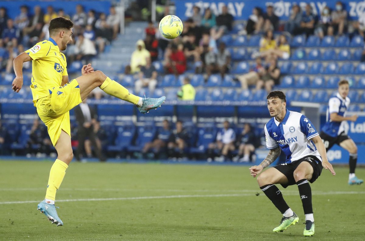 El defensa del Alavés Ximo Navarro y el centrocampista del Cádiz Rubén Sobrino. El defensa del Alavés Ximo Navarro y el centrocampista del Cádiz Rubén Sobrino.