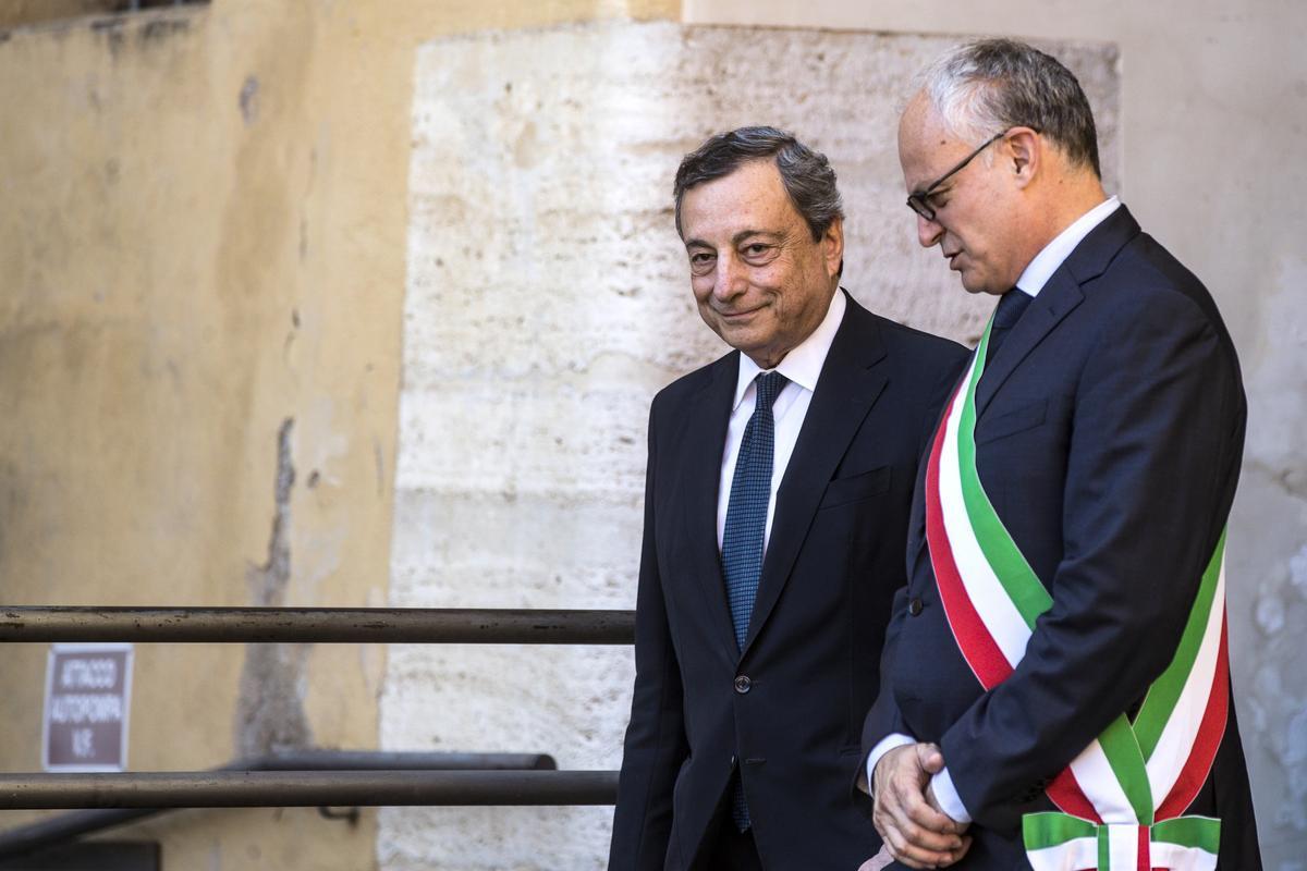 El presidente del gobierno italiano, Mario Draghi, conversa con el alcalde de Roma, Roberto Gualtieri, a su llegada al funeral del periodista Eugenio Scalfari, el pasado día 15.