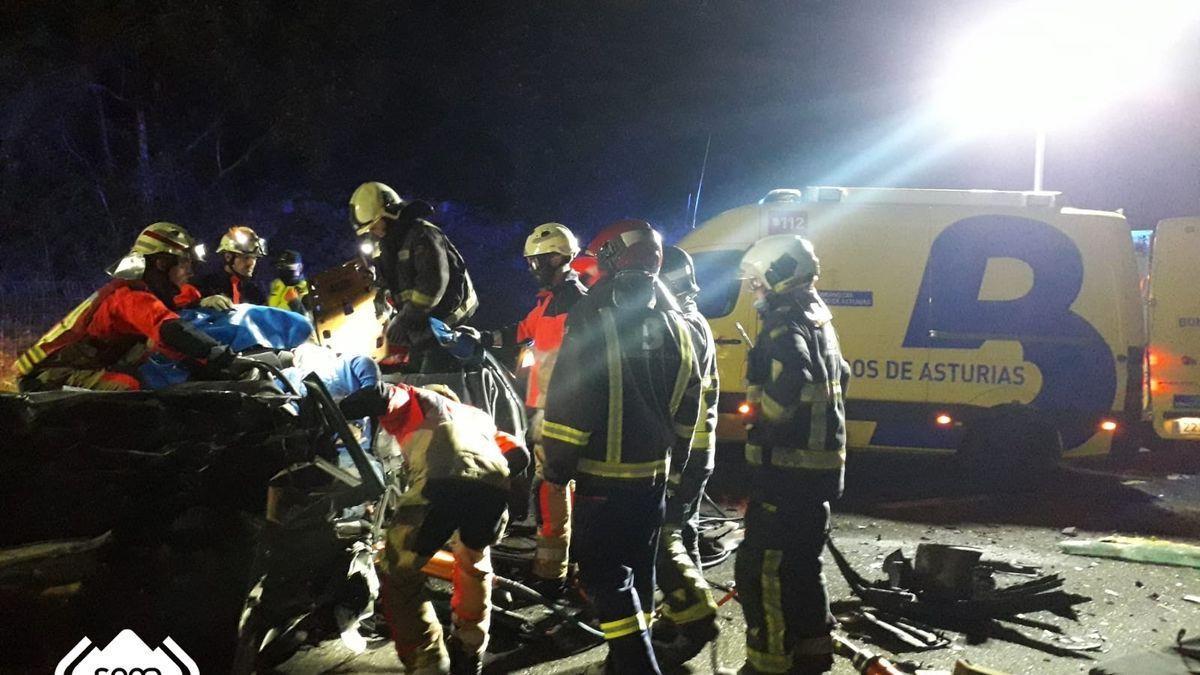 Un coche en sentido contrario provoca un muerto y cuatro heridos en Asturias