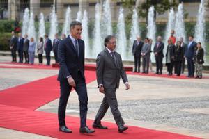 Pedro Sánchez con el presidente de Colombia, Gustavo Petro, de viaje oficial. 