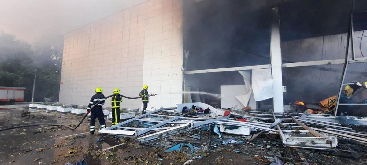 Al menos diez muertos y 40 heridos en un ataque contra un centro comercial en Ucrania