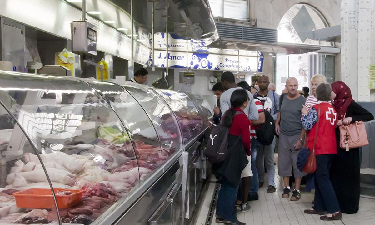 Reparto de comida en un mercado. Reparto de comida en un mercado.