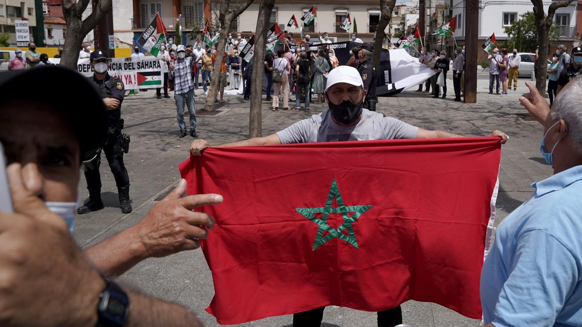 Un marroquí muestra su bandera frente a una manifestación a favor del Sáhara en Algeciras (Cádiz).