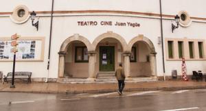 Un vecino de San Leonardo de Yagüe pasa frente al teatro cine dedicado a la figura del general.