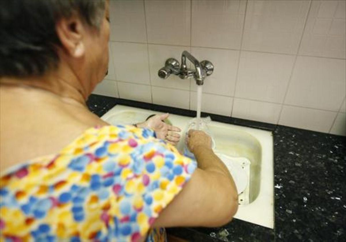 Una mujer friega los platos, en una imagen de archivo tomada en Barcelona. Una mujer friega los platos, en una imagen de archivo tomada en Barcelona.