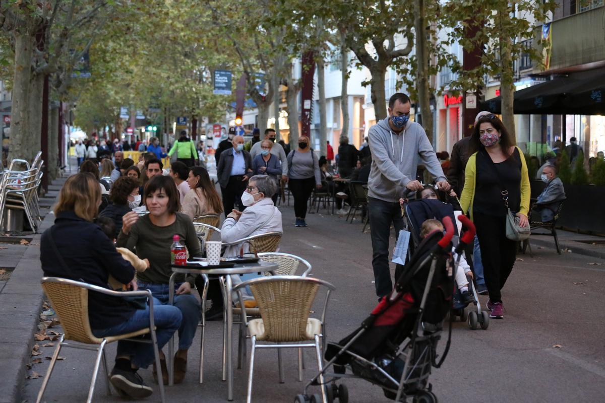 Un grupo de gente disfruta de las terrazas en el centro de Sabadell, Barcelona Un grupo de gente disfruta de las terrazas en el centro de Sabadell, Barcelona
