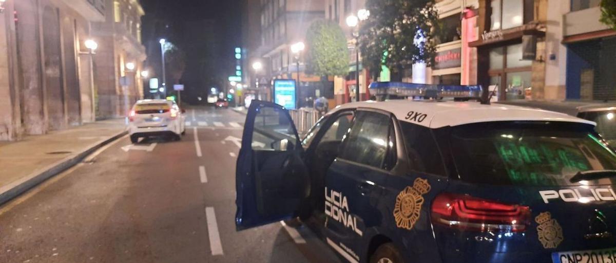 Detenido tras escupir a su pareja en la cara en Gijón y tratar de quemar el coche policial prendiendo su ropa