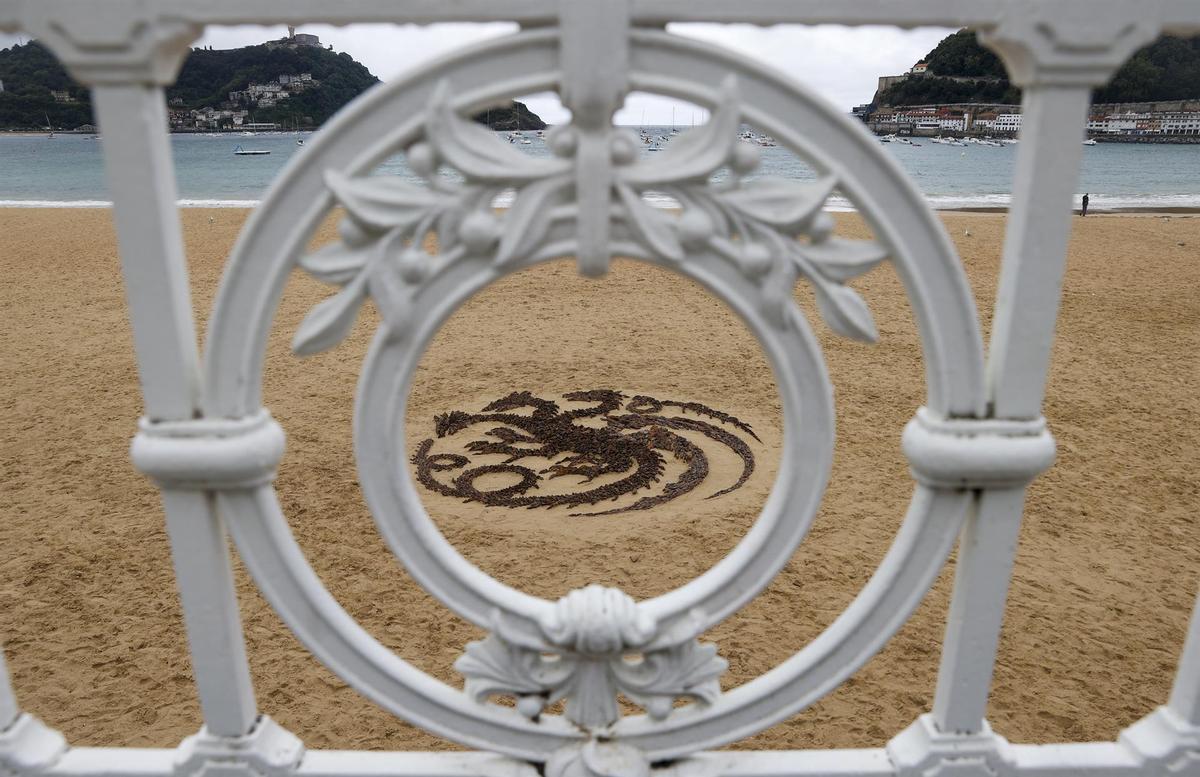 El escudo de los Targaryen, en una exhibición promocional de La Casa del Dragón, en la playa de la Concha de San Sebastián El escudo de los Targaryen, en una exhibición promocional de La Casa del Dragón, en la playa de la Concha de San Sebastián