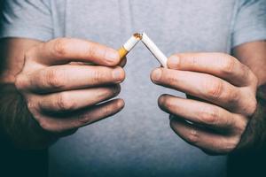 Nueva ofensiva antitabaco de Sanidad: prohibido fumar en el coche y límites al cigarrillo electrónico