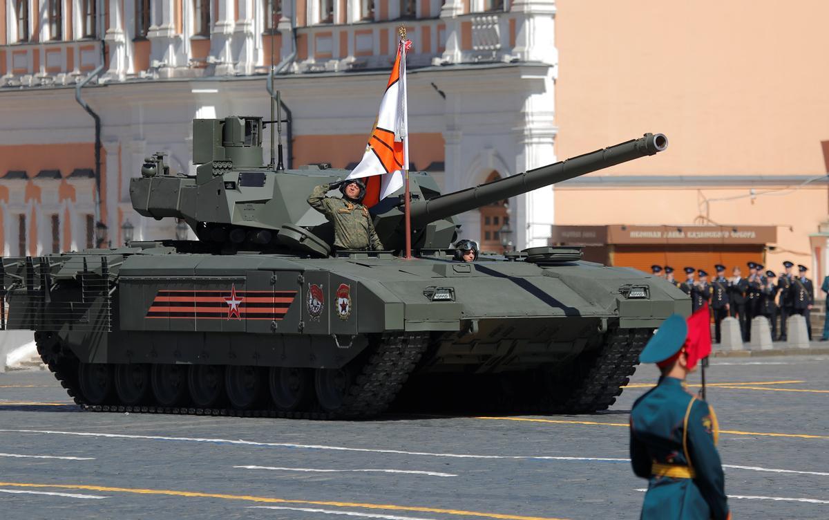 Moscú, 9 de mayo de 2018.- Soldados rusos conducen un tanque T-14 Armata durante el desfile del Día de la Victoria que conmemora la victoria sobre el régimen Nazi. 