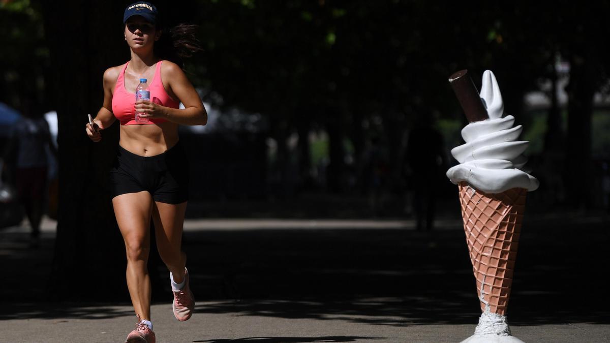 UK to punish whistling at women in the street