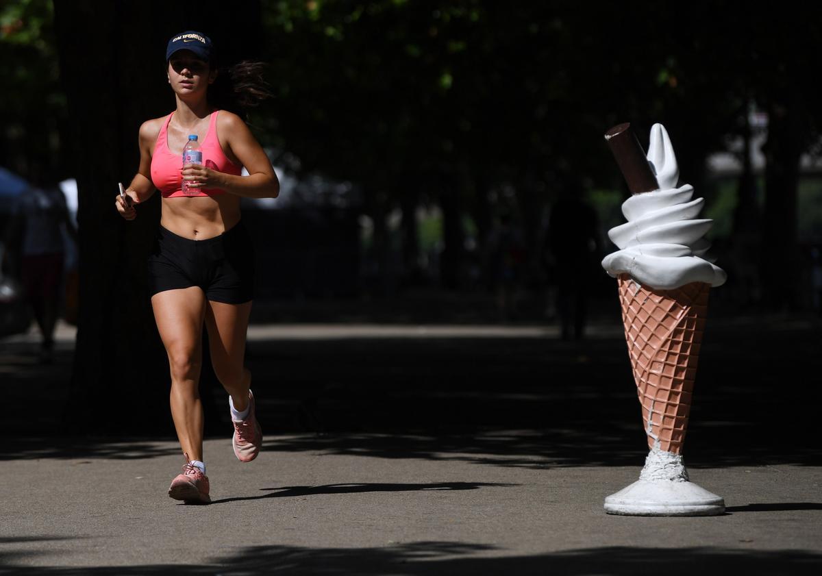Una mujer corre durante un caluroso día en Londres, en julio de 2022.