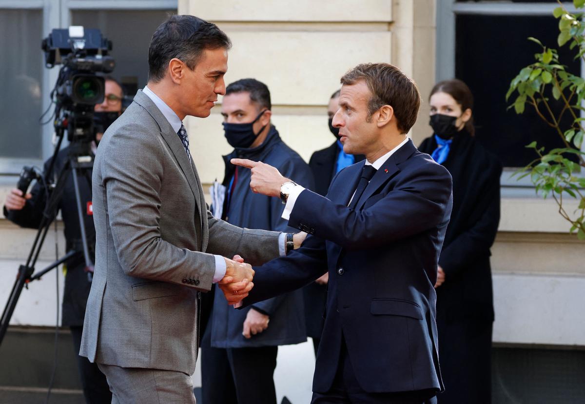 El presidente del Gobierno, Pedro Sánchez, con el presidente de la República francesa, Emmanuel Macron, en la reciente cumbre europea de Versalles. 