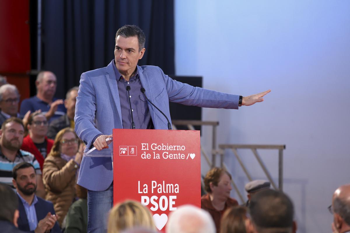 Sánchez afirma que el Gobierno ofrece "dignidad" a los españoles frente al "sálvese quien pueda" de la derecha