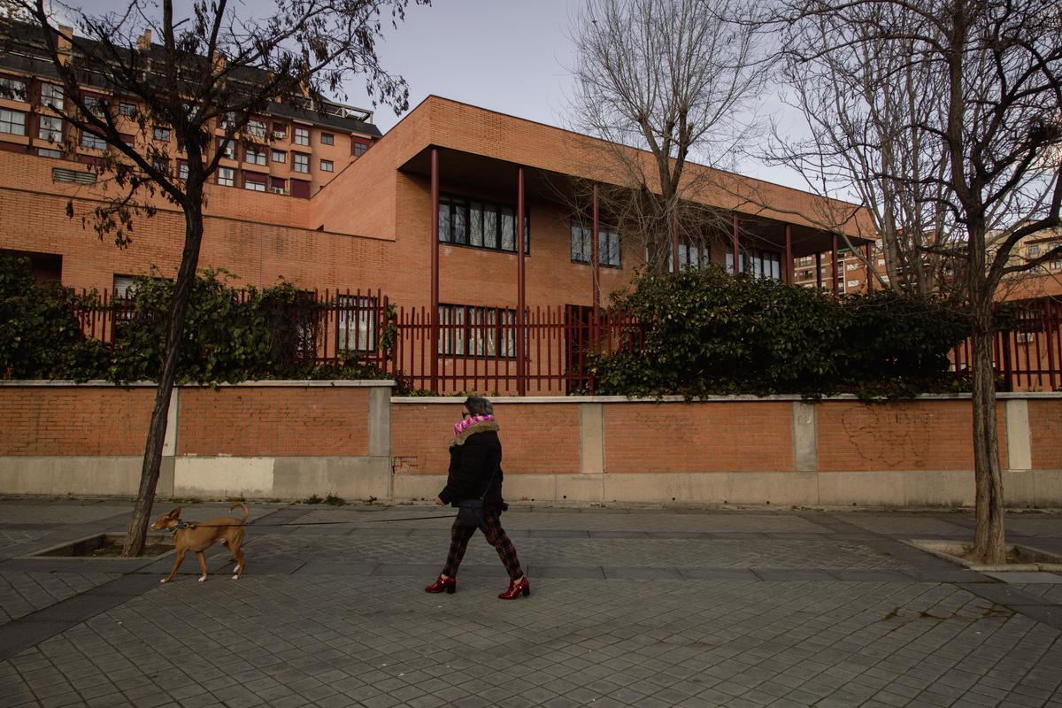 Imágenes del exterior del Instituto de Educación Secundaria Juan de la Cierva en Madrid, donde daba clase el profesor acosado. 