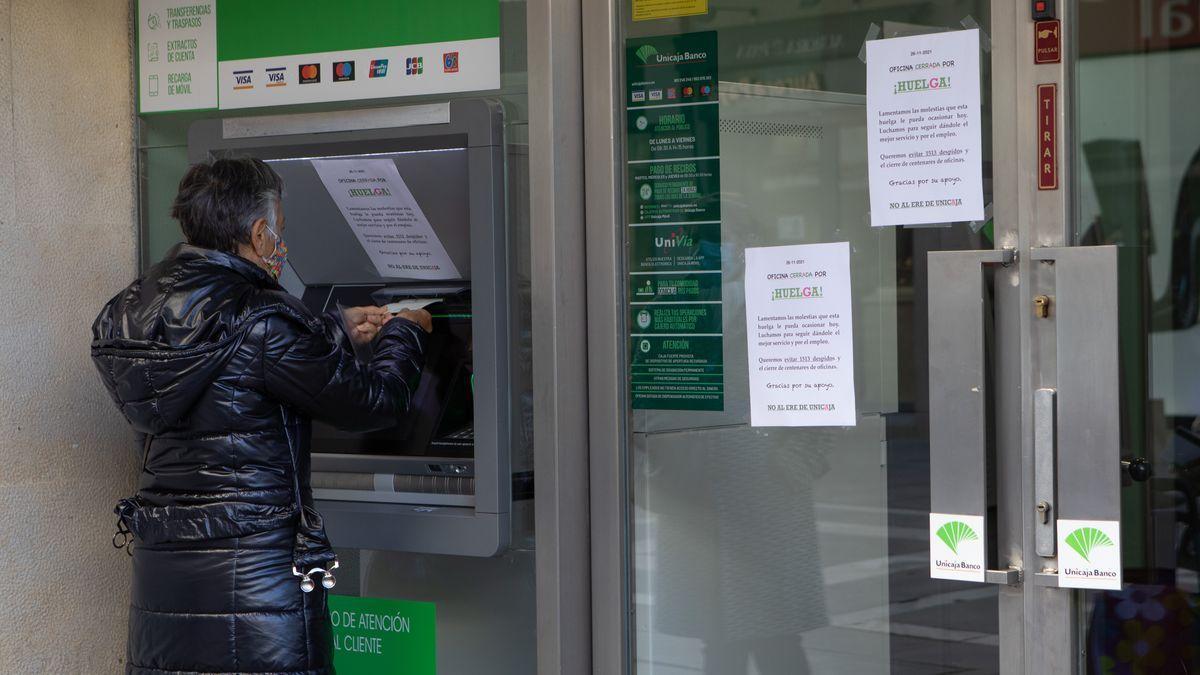 Trabazos comienza el boicot a los bancos: primer ayuntamiento que retira el dinero ante el cese de servicios rurales