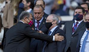 Joan Laporta y Florentino Pérez se saludan antes del último Barcelona-Real Madrid disputado en el Camp Nou.