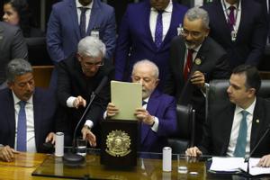 AME3718. BRASILIA (BRASIL), 01/01/2023.- El nuevo presidente de Brasil, Luiz Inácio Lula da Silva, habla durante su ceremonia de investidura en el Parlamento hoy, en Brasília (Brasil). EFE/ Jarbas Oliveira
