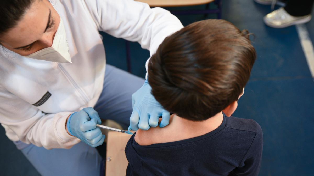 Un niño recibe la vacuna contra el covid-19. Un niño recibe la vacuna contra el covid-19.