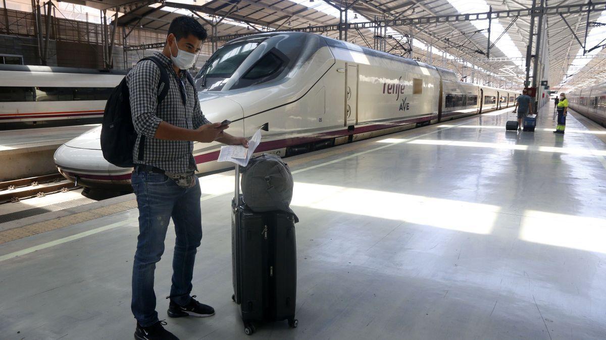 Un viajero en la estación María Zambrano de Málaga.