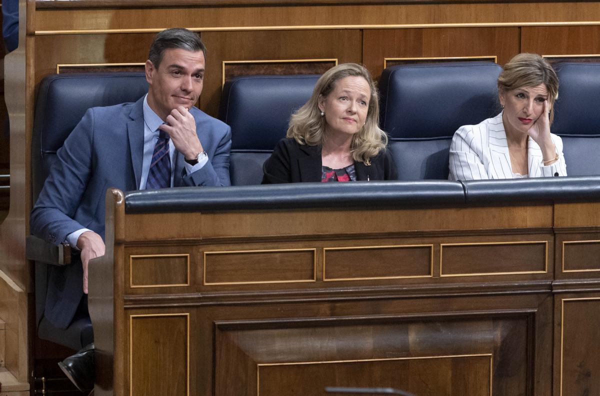 El presidente del Gobierno, Pedro Sánchez, junto a las vicepresidentas Nadia Calviño y Yolanda Díaz en el Congreso de los Diputados.