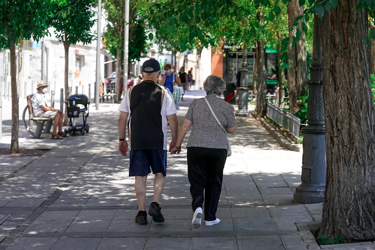 Una pareja de mayores paseando