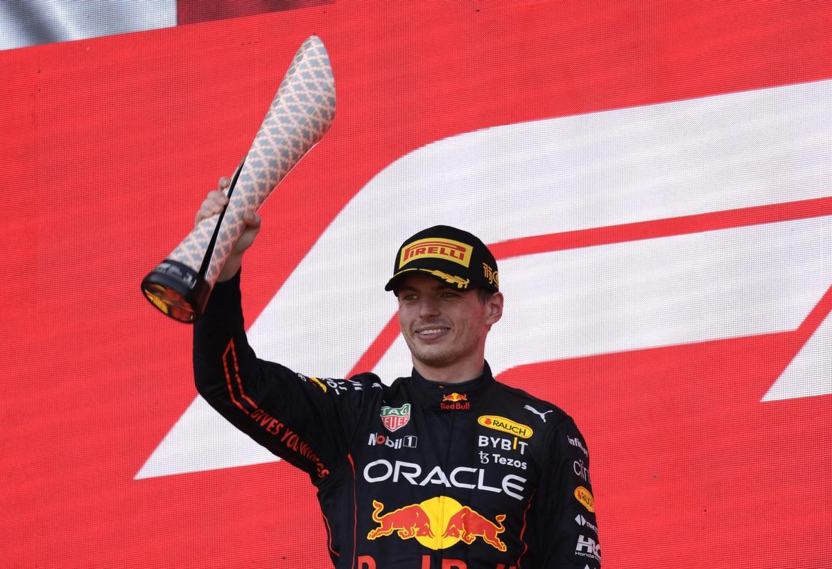 Verstappen reina en Bakú con drama de Ferrari