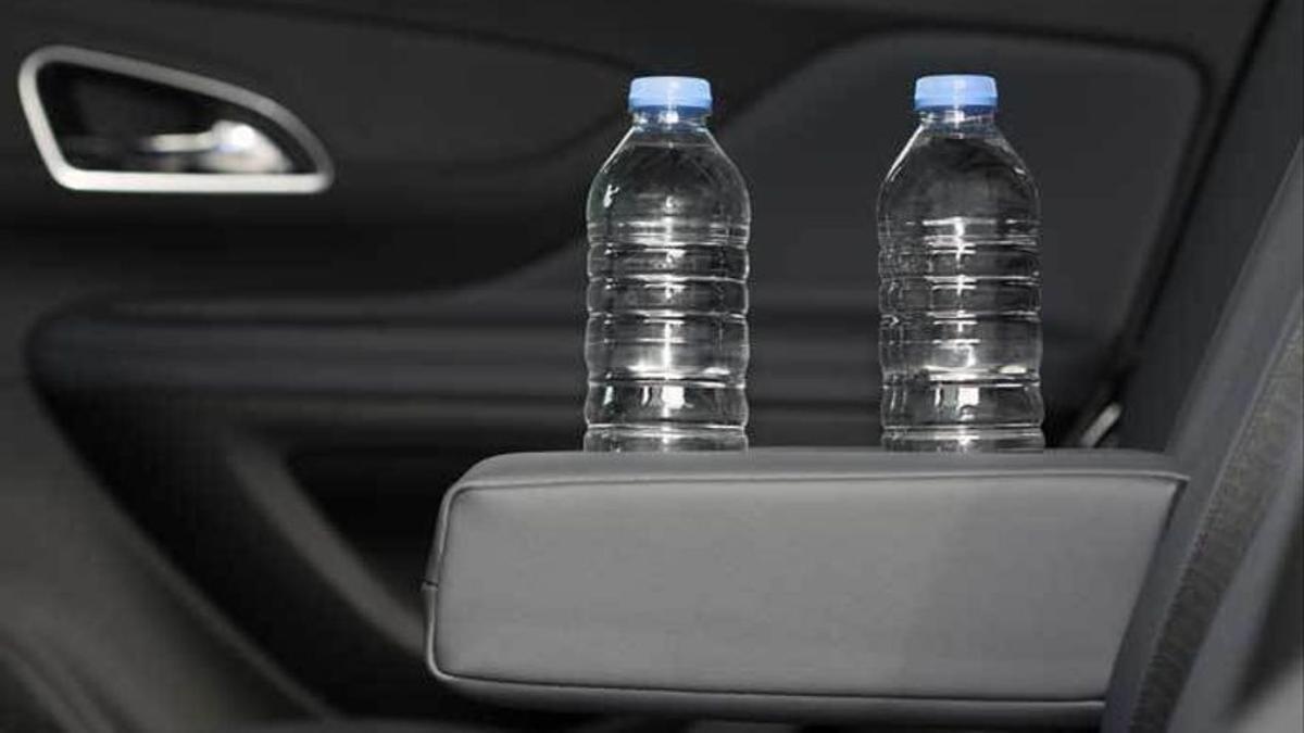Botellas de agua en el coche