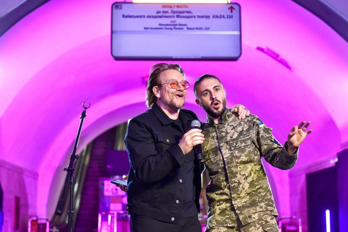 Bono de U2 da un concierto espontáneo en el metro de Kiev