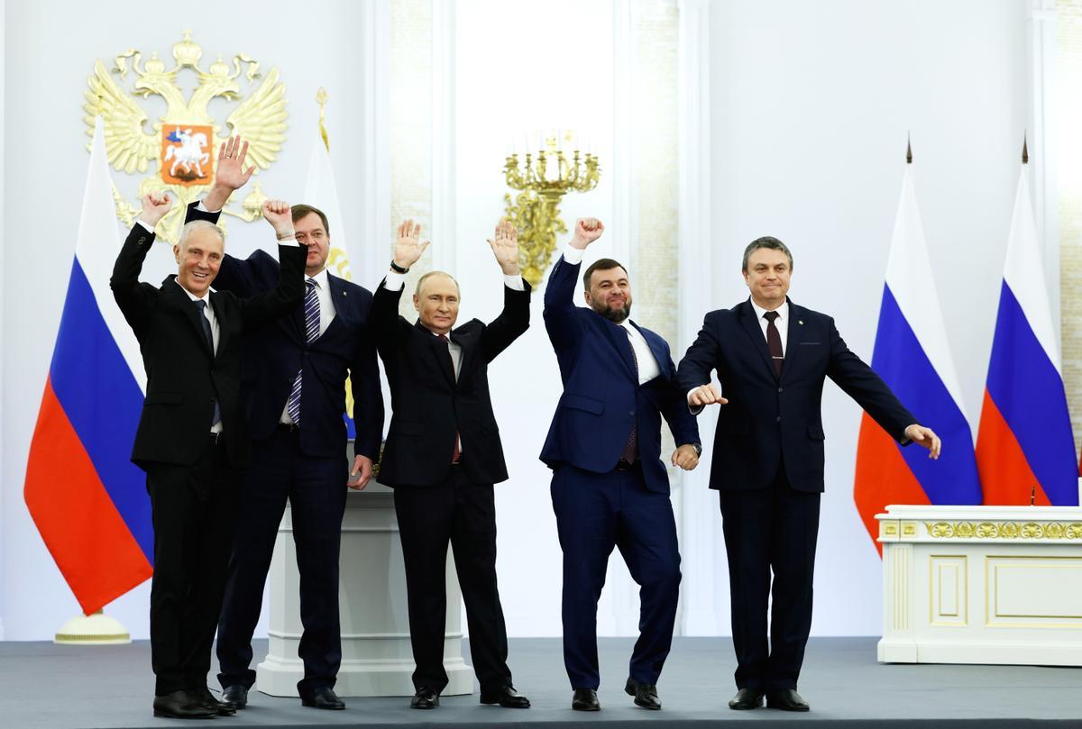El presidente ruso, Vladímir Putin, con representantes de autoridades prorrusas de Donetsk, Lugansk, Zapororiyia y Jersón.