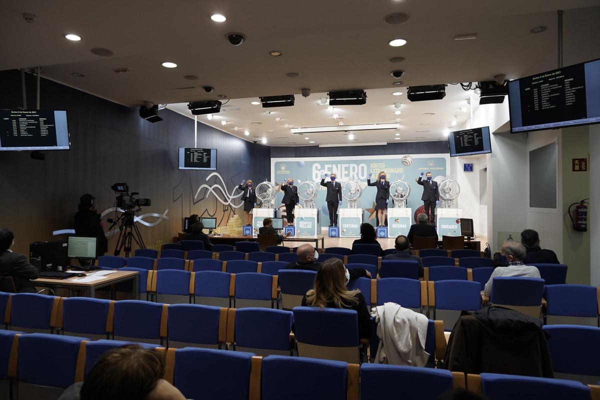 El responsable de la Administración de Lotería número 6 de Logroño, Ángel Alda (d), atiende a la Agencia Efe mientras celebra a las puertas de la administración tras vender números del 41.665, agraciado con el primer premio del sorteo extraordinario de la lotería del Niño. EFE/ Raquel Manzanares El responsable de la Administración de Lotería número 6 de Logroño, Ángel Alda (d), atiende a la Agencia Efe mientras celebra a las puertas de la administración tras vender números del 41.665, agraciado con el primer premio del sorteo extraordinario de la lotería del Niño. EFE/ Raquel Manzanares