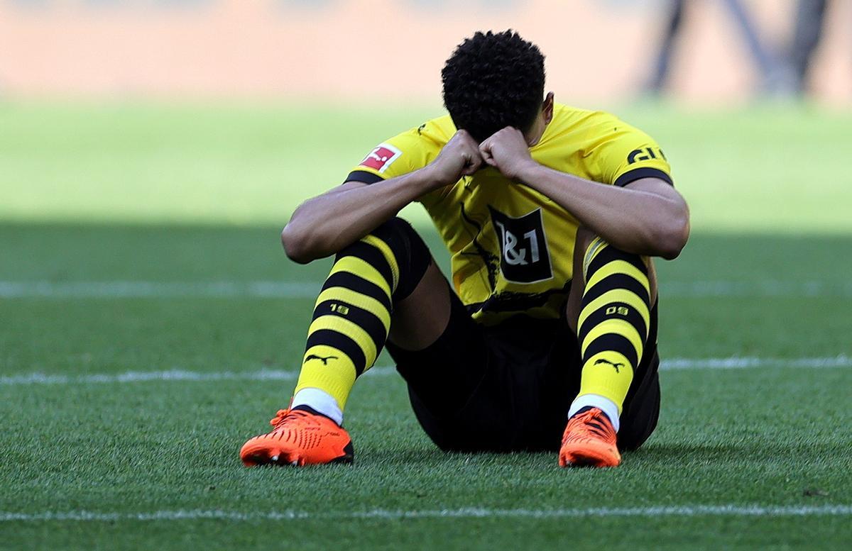 Jude Bellingham, jugador del Borussia Dortmund, llora tras la Bundesliga perdida en la última jornada.