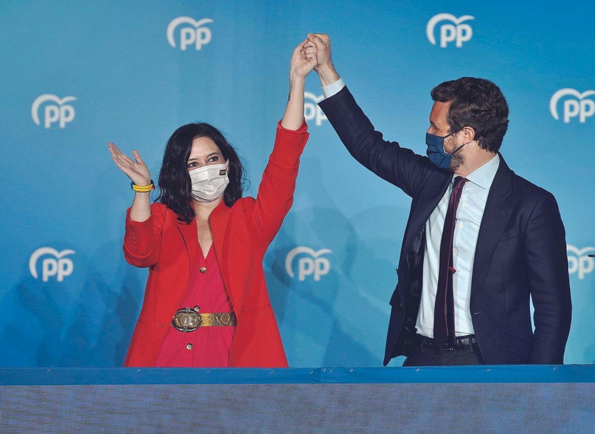 De evitarse al reencuentro doble: Casado y Ayuso coinciden en el libro de Rajoy y el 6-D en el Congreso
