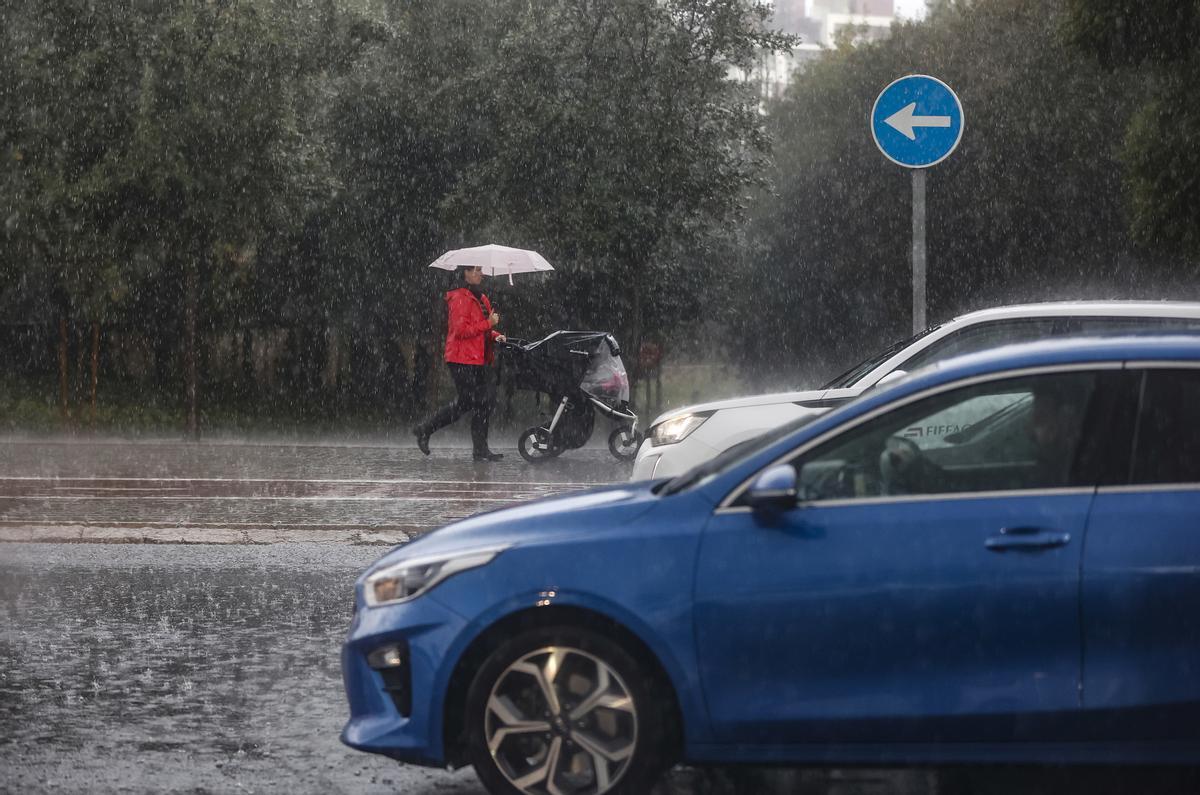 Media España estará este viernes en aviso por lluvias, olas, tormentas o viento
