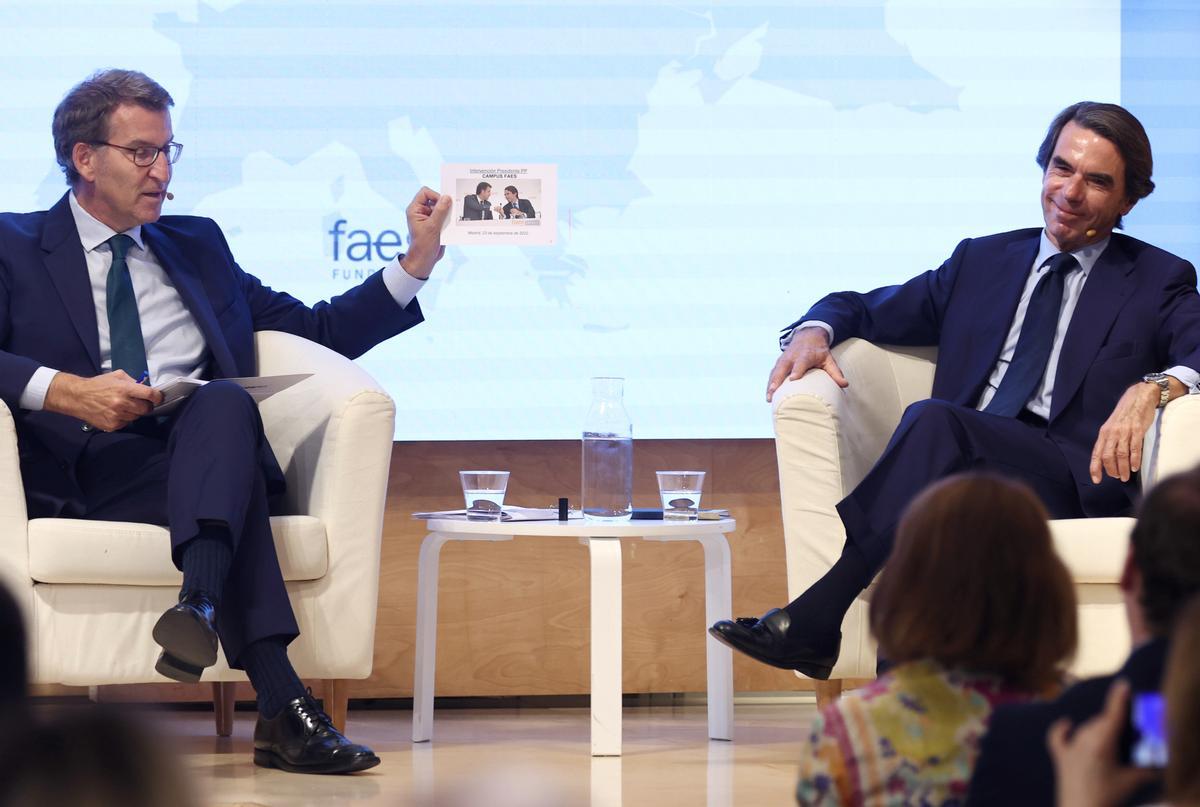 El líder del PP, Alberto Núñez Feijóo, con el ex presidente del Gobierno y dirigente de Faes, José María Aznar. 