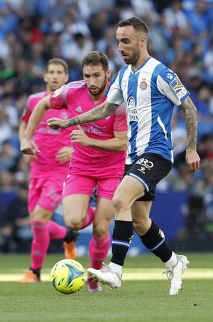 El centrocampista del RCD Espanyol Sergi Darder (d) conduce el balón junto a Jon Moncayola, de Osasuna, durante el partido de la jornada 35 de Liga en Primera División en el RCDE Stadium, en Cornellá (Barcelona). EFE/Andreu Dalmau