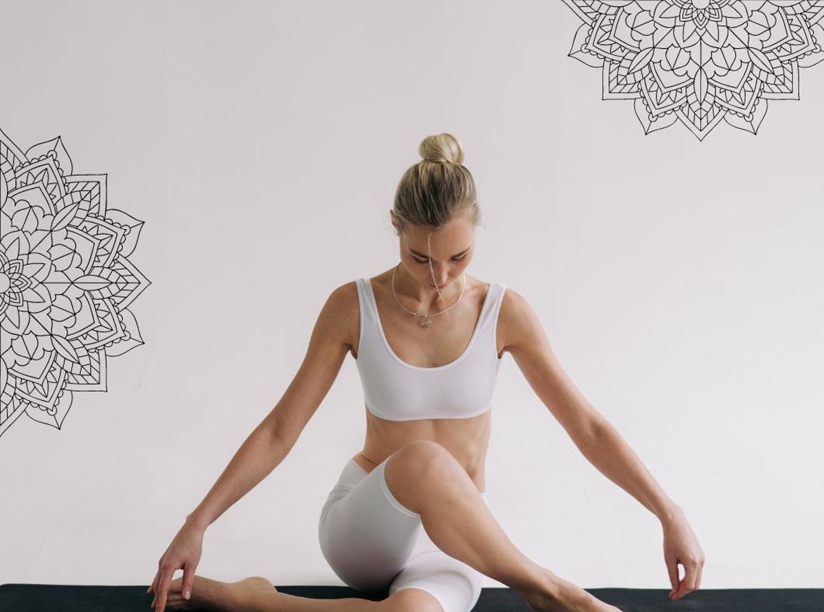 Una mujer practicando Yoga