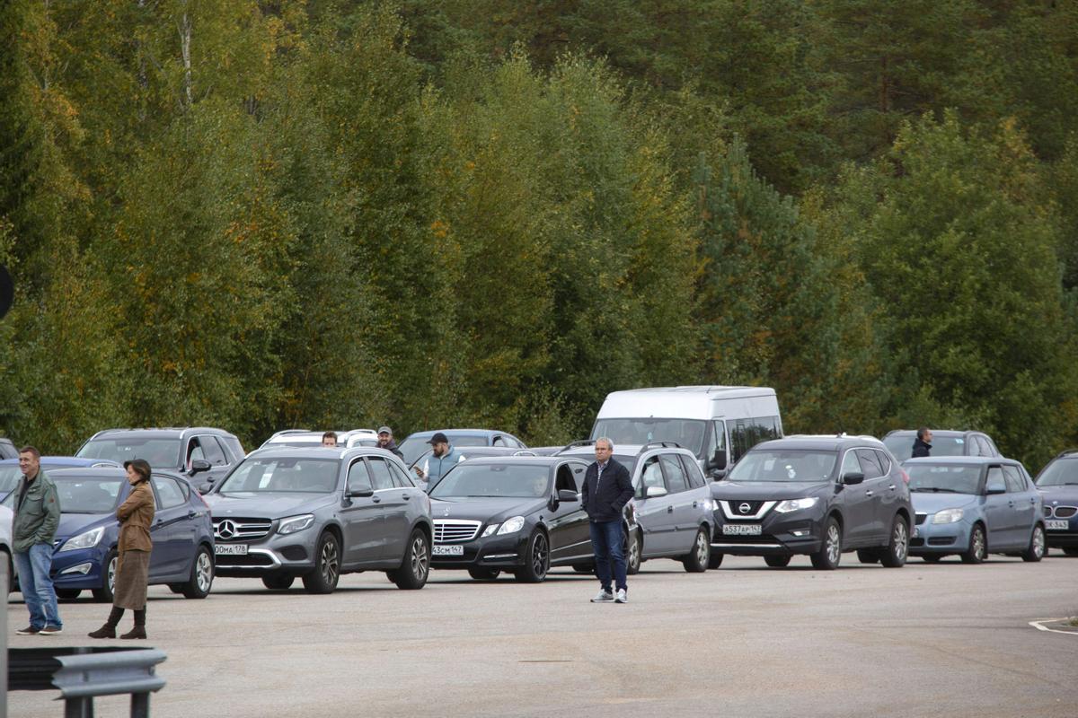 Una hilera de coches espera para cruzar de Rusia a Finlandia en el paso fronterizo de Vaalimaa, este viernes.