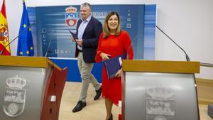 La presidenta de Cantabria, María José Sáenz De Buruaga, y el consejero de economía, Luis Ángel Agüeros, presentan la reforma fiscal del Gobierno.