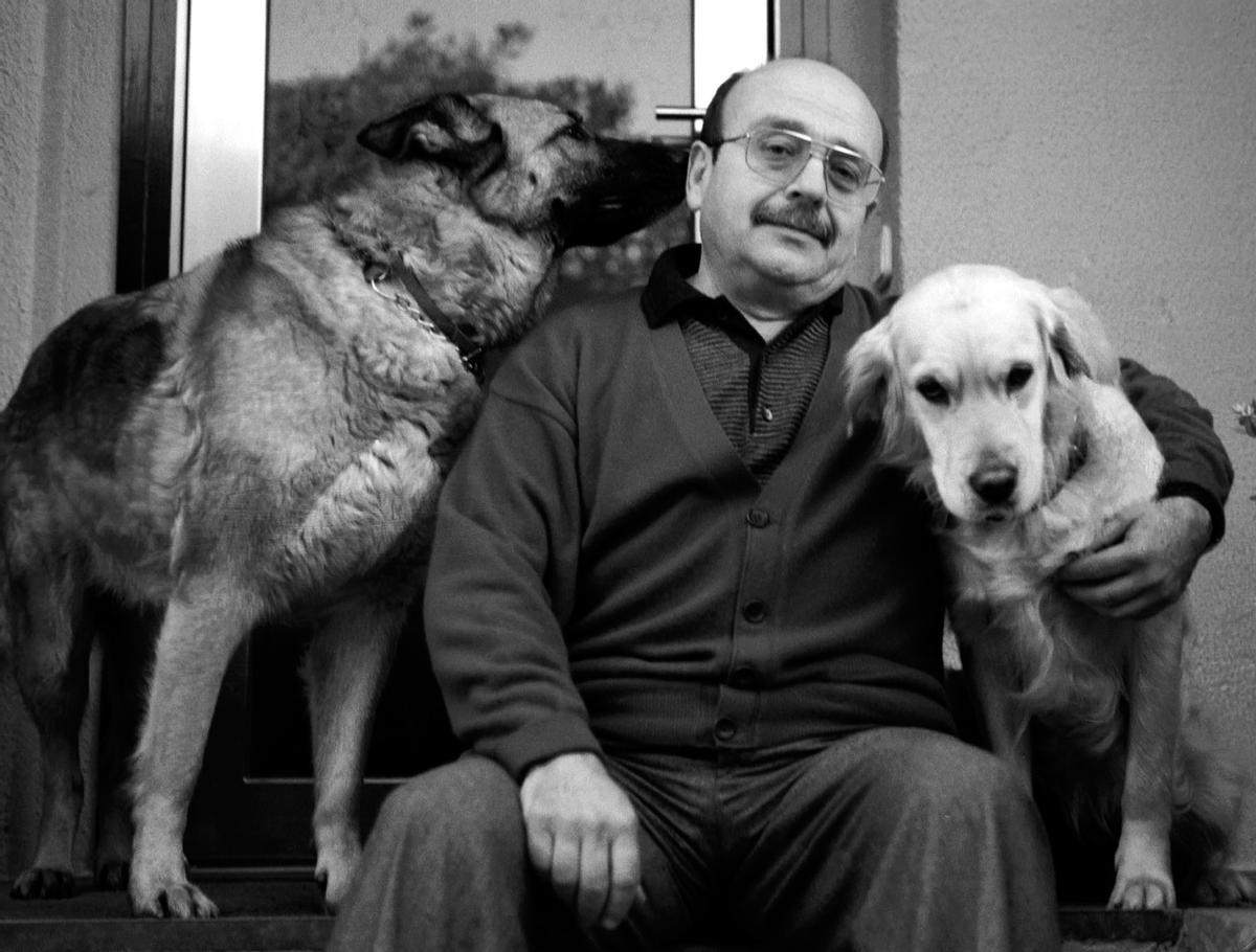 Manuel Vázquez Montalbán, con sus perros, en 1996. 