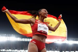 La atleta Ana Peleteiro sostiene una bandera de España tras conseguir el bronce en los Juegos Olímpicos de Tokio.